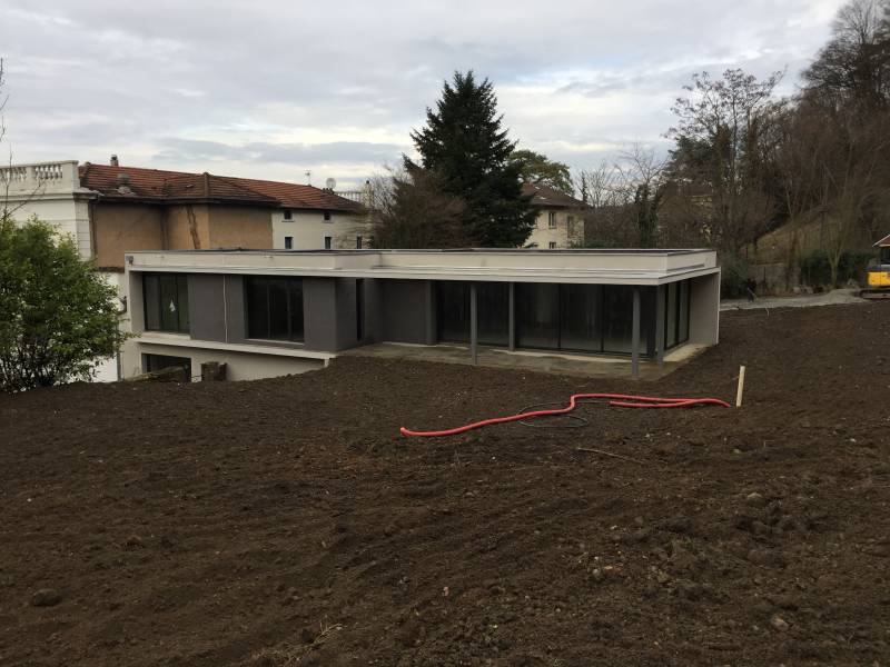 Construction d'une villa d'architecte plain pieds avec toiture terrasse plat à Caluire-et-Cuire
