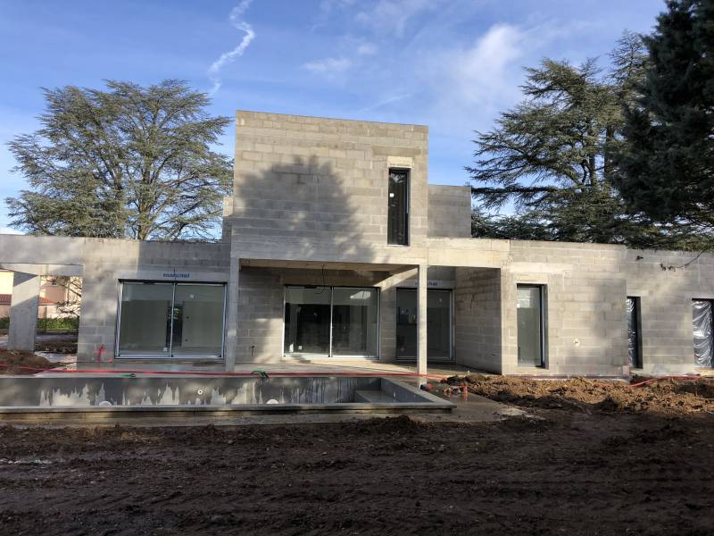 Construction villa haut de gamme en béton armé à Tassin la Demi Lune avec piscine