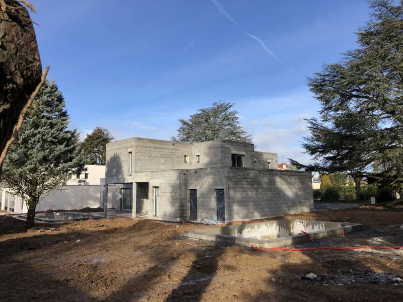 Construction villa haut de gamme en béton armé à Tassin la Demi Lune avec piscine