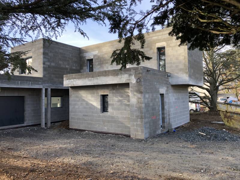 Construction villa haut de gamme en béton armé à Tassin la Demi Lune avec piscine