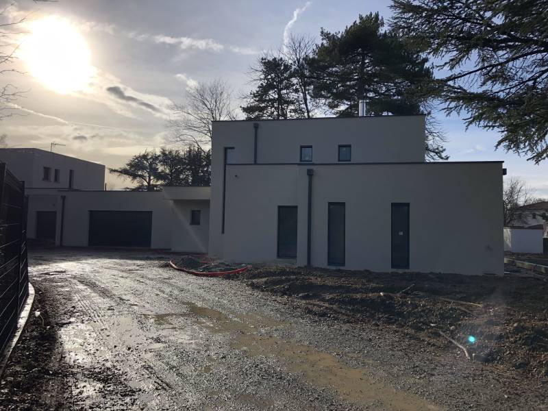 Construction d'une maison béton armé haut de gamme avec toiture terrasse Ouest Lyonnais