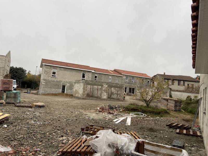 Construction d'un ensemble immobilier avec villa et garages indépendants à Orliénas