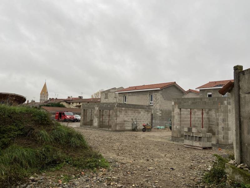 Construction d'un ensemble immobilier avec villa et garages indépendants à Orliénas