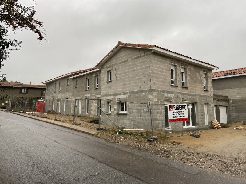 Construction d'un ensemble immobilier avec villa et garages indépendants à Orliénas