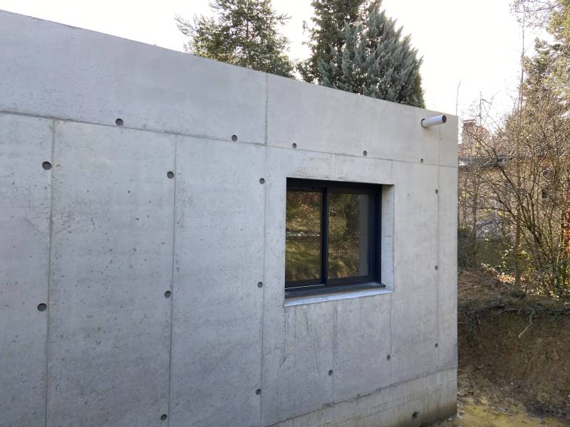 Villa haut de gamme conçue par un architecte en béton armé avec chemin d'accès à forte pente