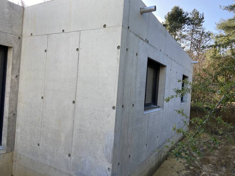 Villa haut de gamme conçue par un architecte en béton armé avec chemin d'accès à forte pente