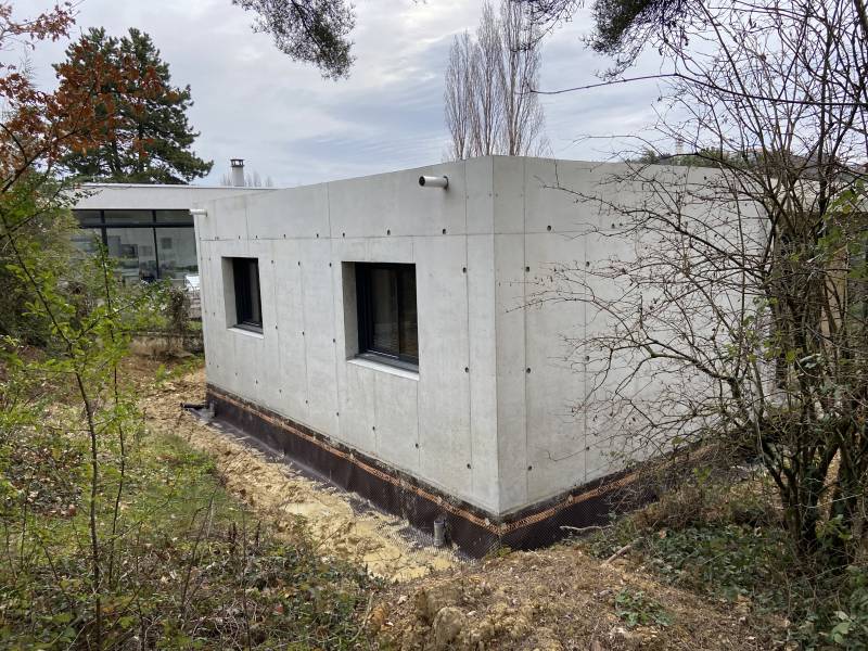 Villa haut de gamme conçue par un architecte en béton armé avec chemin d'accès à forte pente