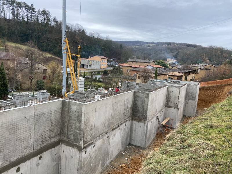 Construction de 5 villas en béton armé sur terrain en pente à Jarnioux
