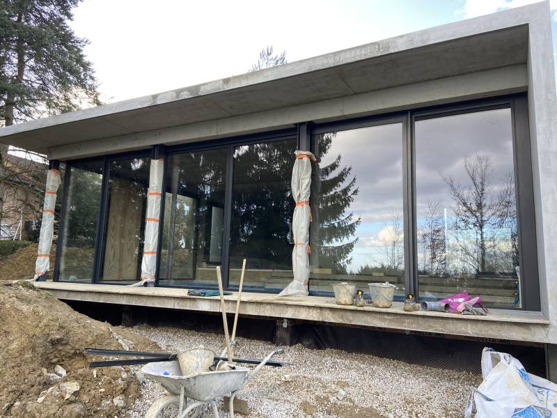Villa haut de gamme conçue par un architecte en béton armé avec chemin d'accès à forte pente