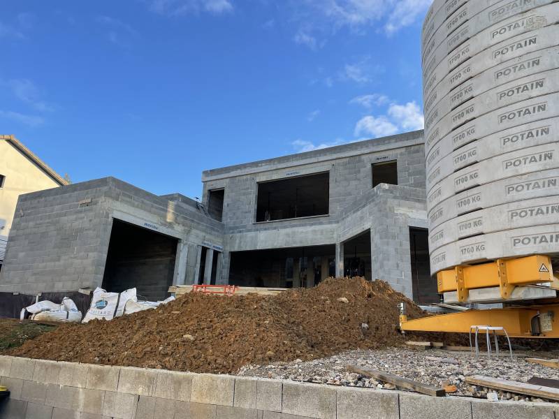 Construction villas contemporaines maisons en toit plat avec un architecte à Limonest