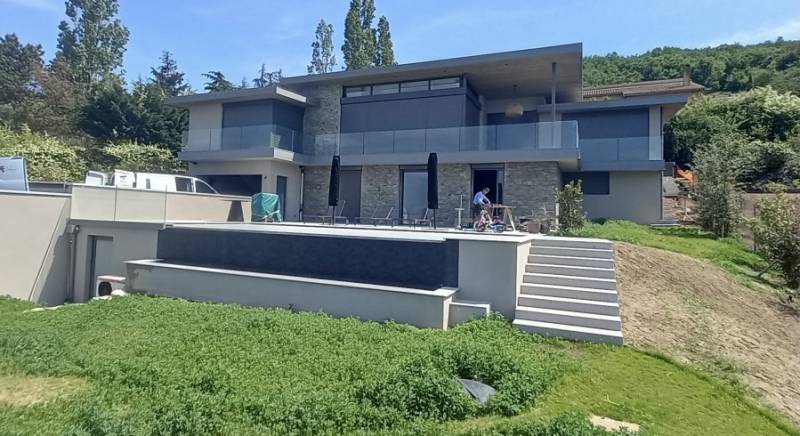 Construction d'une maison contemporaine réalisé par un architecte près de Limonest avec vue dégagé