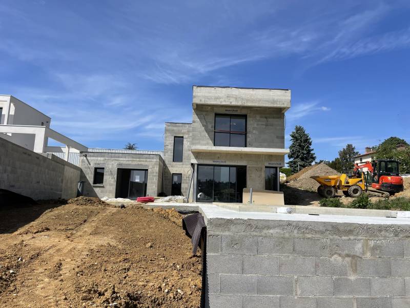Construction villa contemporaine avec toiture terrasse toit plat à Limonest près des Mont d'Or