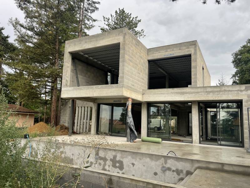 Construction d'une maison contemporaine toit plat avec toiture terrasse à Charbonnière les bains