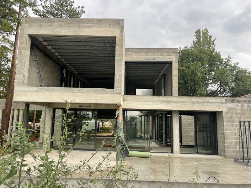 Construction d'une maison contemporaine toit plat avec toiture terrasse à Charbonnière les bains