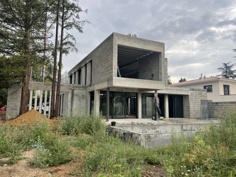 Construction d'une maison contemporaine toit plat avec toiture terrasse à Charbonnière les bains