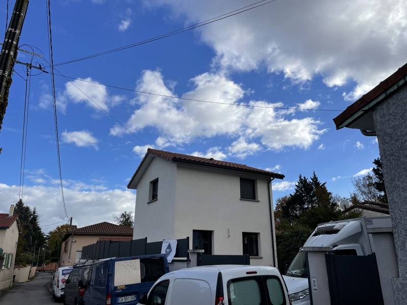 Entreprise pour réaliser une surélévation de maison avec charpente et couverture à Chassieu