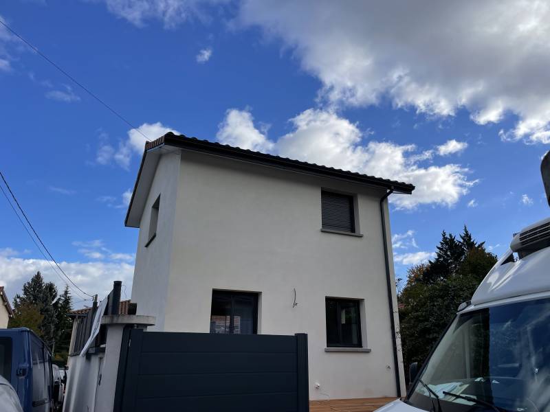 Entreprise pour réaliser une surélévation de maison avec charpente et couverture à Chassieu