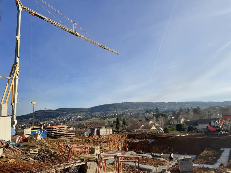 Construction d'une maison haut de gamme contemporaine en béton avec piscine à Lyon sur terrain pentu