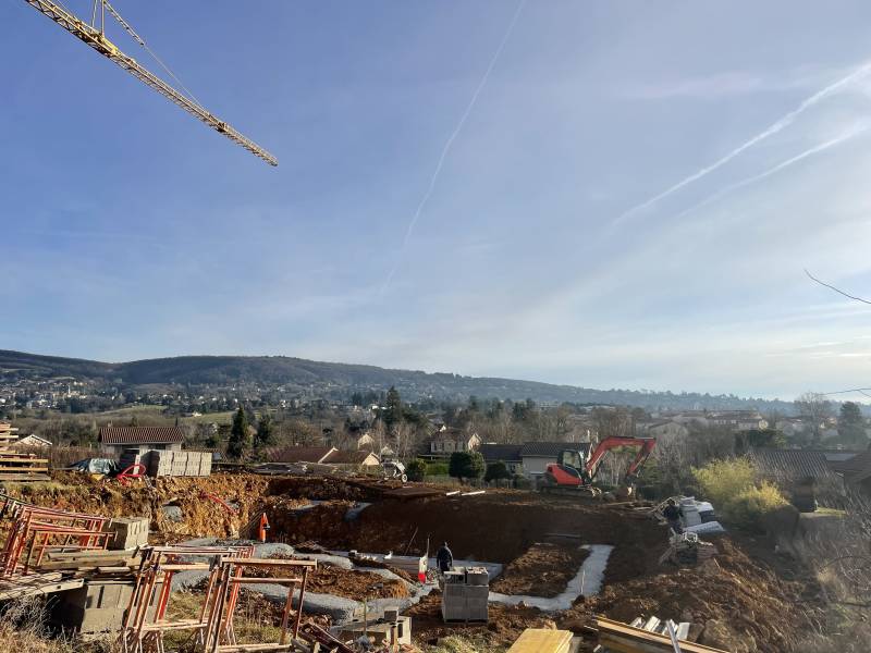 Construction d'une maison haut de gamme contemporaine en béton avec piscine à Lyon sur terrain pentu