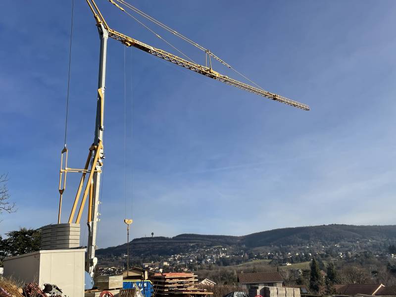 Construction d'une maison haut de gamme contemporaine en béton avec piscine à Lyon sur terrain pentu